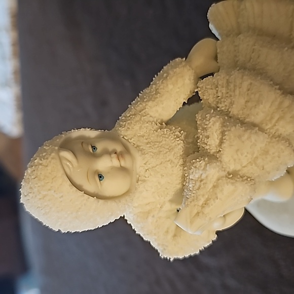 Dept 56 Snowbabies “I'll Put Up The Christmas Tree" - Picture 2 of 6